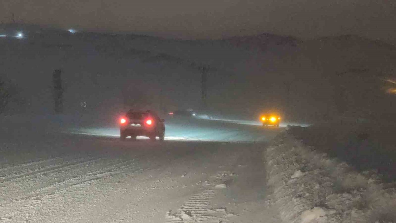 Kurubaş Geçidi’nde tipi etkili oluyor

