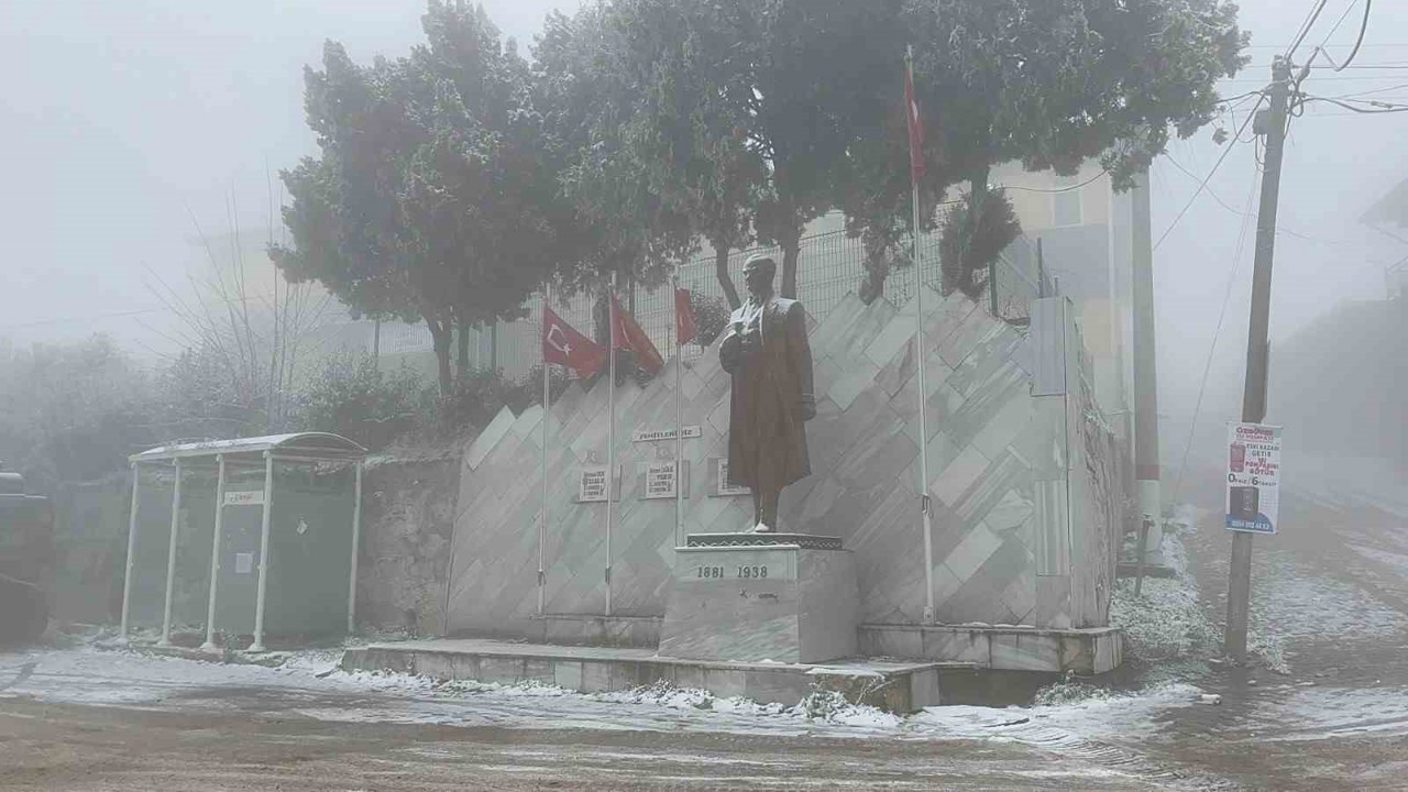 Sındırgı’nın yüksek kesimlerinde kar ve buzlanma etkisini artırdı
