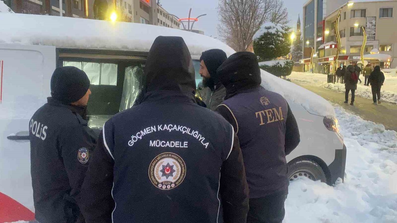 Bolu’da yılbaşı gecesi öncesi sıkı denetim: Tek tek kimlik kontrolü yapıldı
