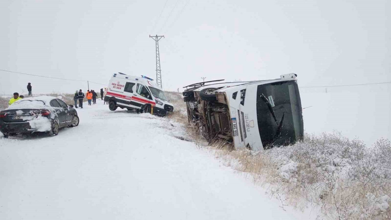 İşçi servisi devrildi, yardıma giden ambulans kara saplandı
