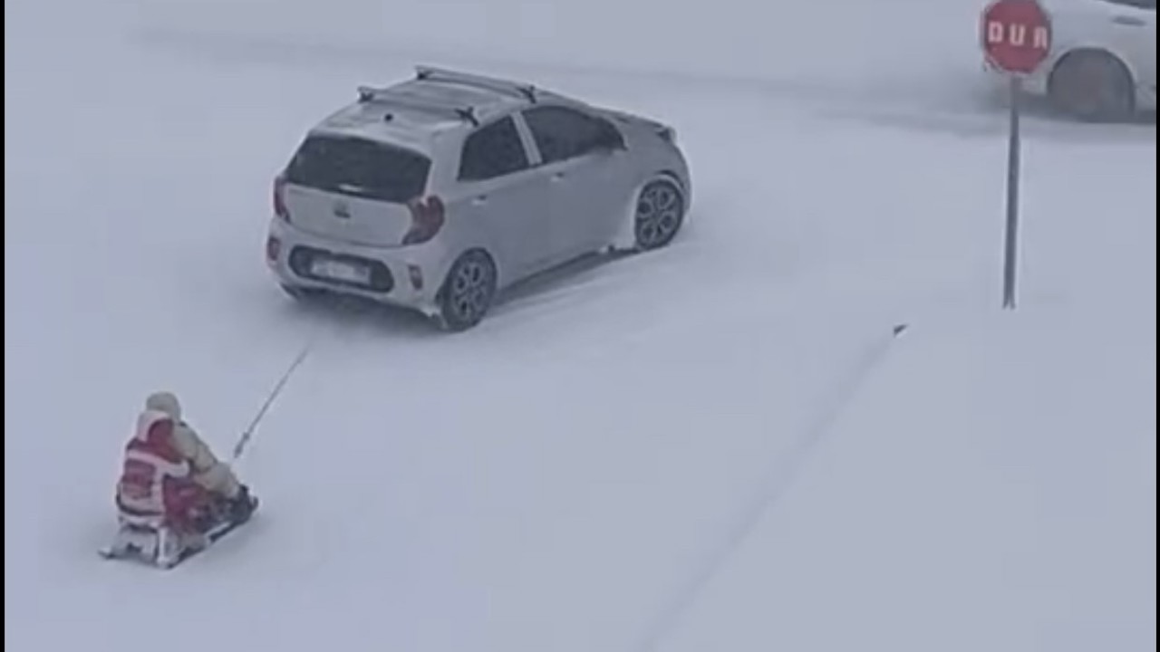 Kızağı araca bağlayıp çektiler, tehlikeli eğlence kameraya yansıdı
