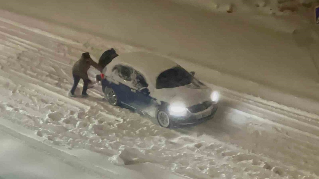 Yolda kalan araçları el birliğiyle çıkardılar
