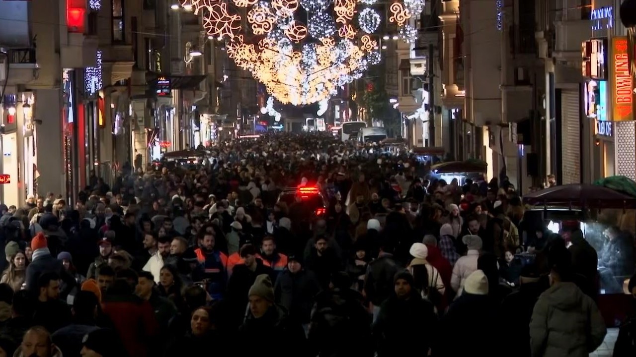 İstiklal Caddesi’ndeki yoğunluk havadan görüntülendi
