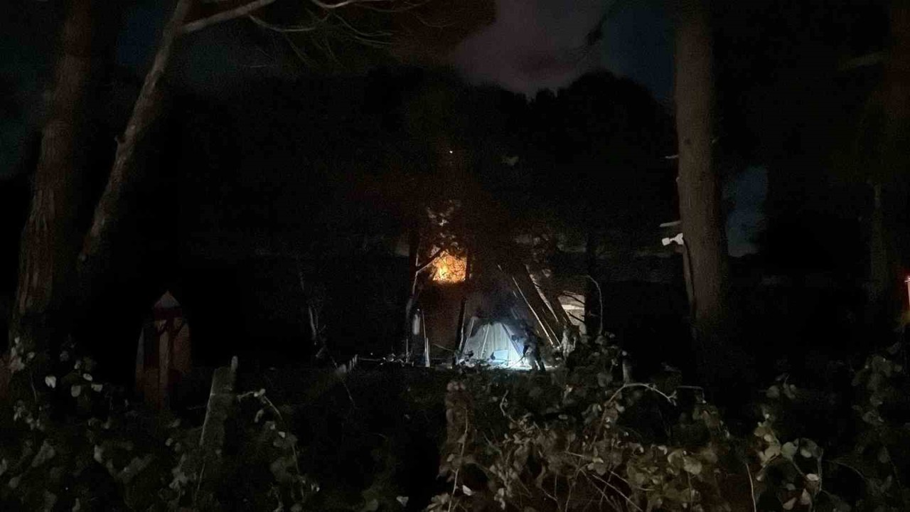 Arnavutköy Terkos’ta boşaltılan bungalov evler alev alev yandı
