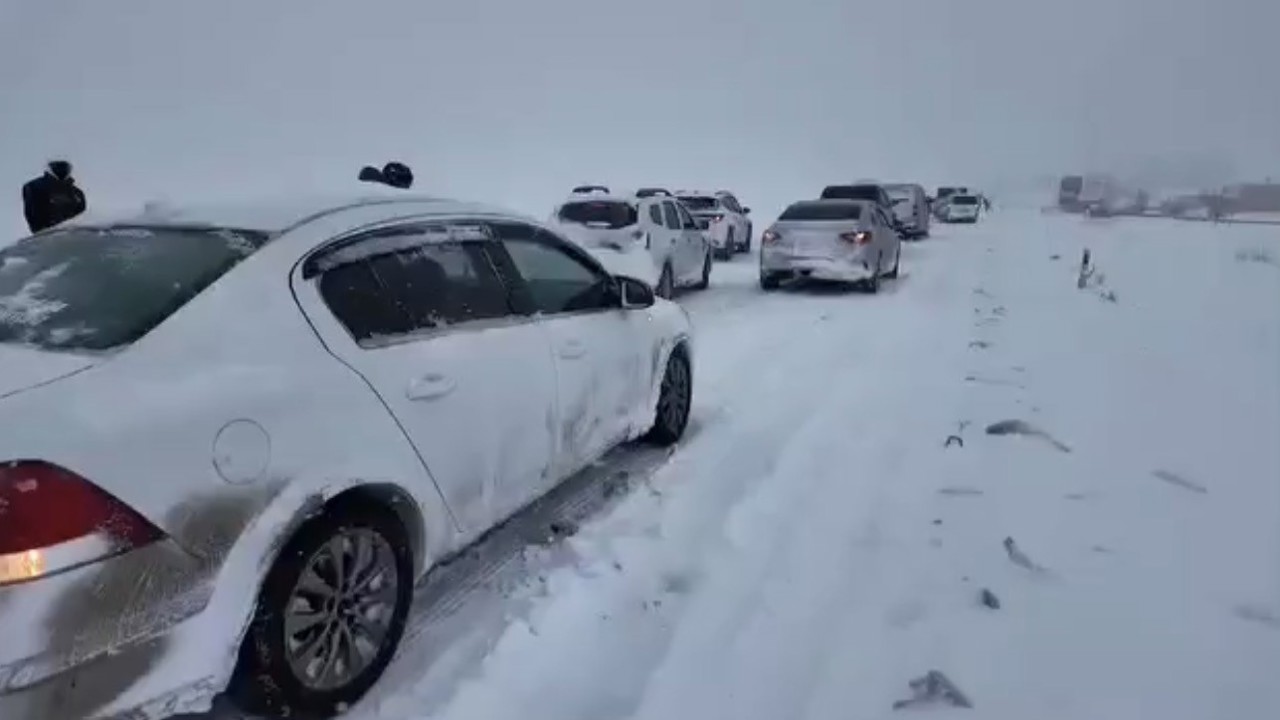 Diyarbakır’da iki gündür devam eden kar trafiği felç etti

