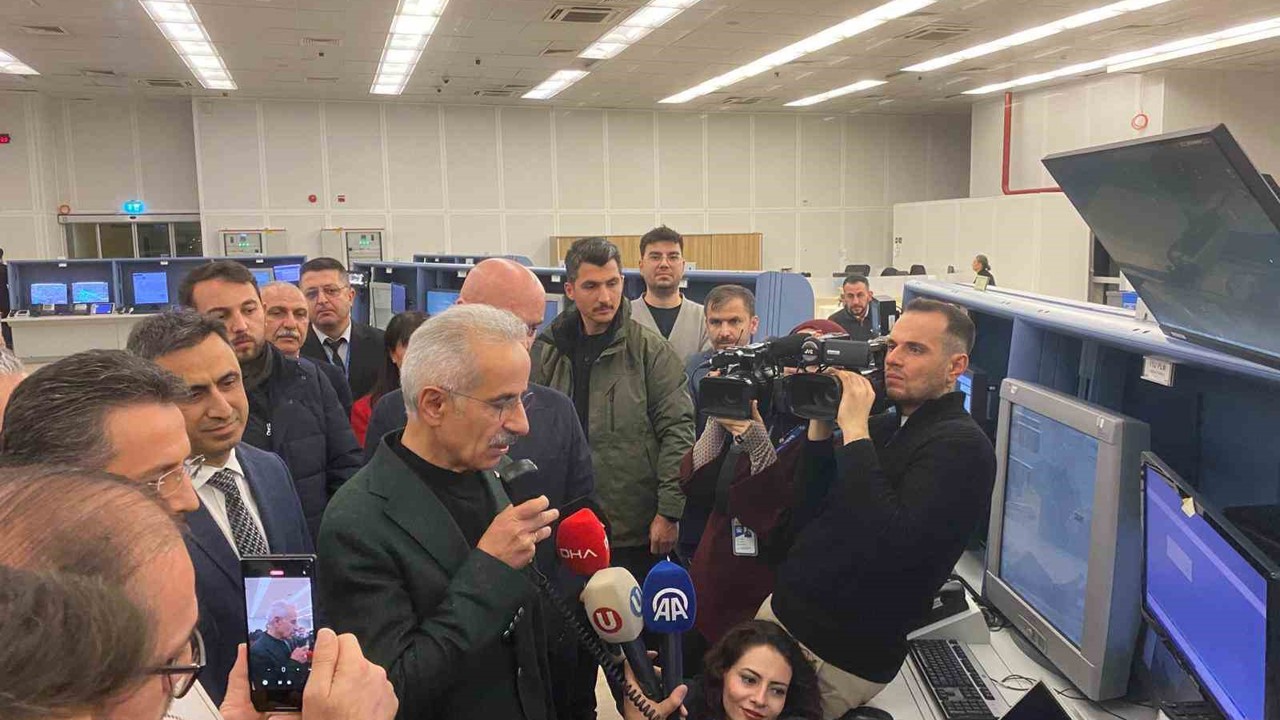Bakan Uraloğlu: "2025 yılında üst üste 6 kez toplam trafik, 8 kez transit uçuş rekoru kırdık"
