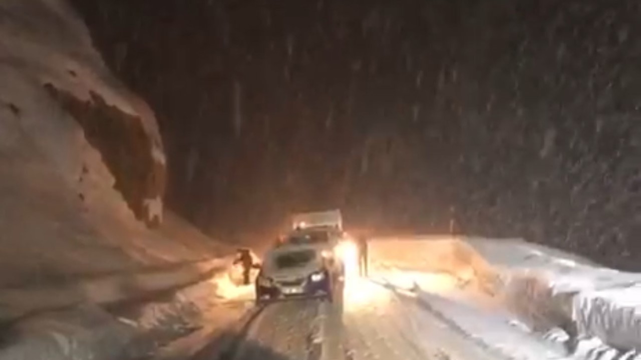 Yüksekova’da kar ve tipi ulaşımı aksattı: Fırtınaya rağmen namazını kıldı
