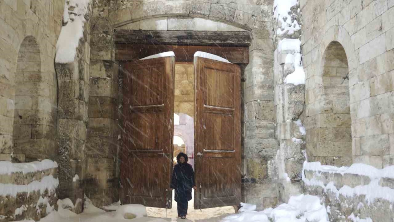 Tarihi meydan "beyaz gelinliğini" giydi
