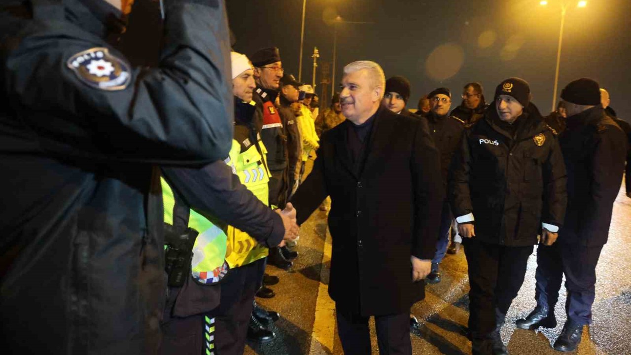 Konya protokolü, sürücülerin ve polislerin yeni yılını kutladı
