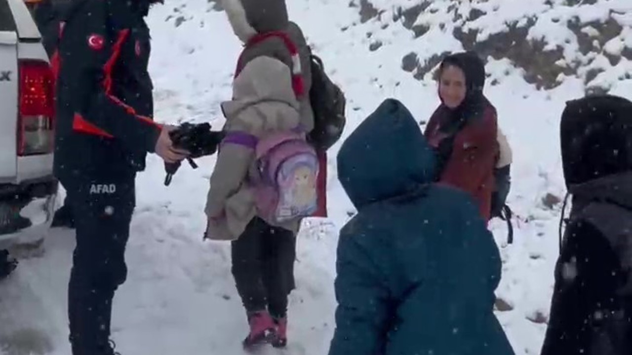 Karlı yolda mahsur kalan öğrencilerin yardımına AFAD ekibi yetişti
