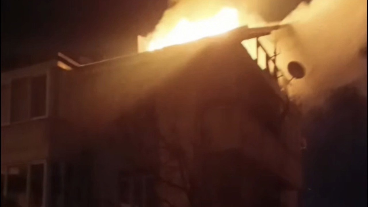 Düzce’de 3 katlı binanın çatısı alev alev yandı
