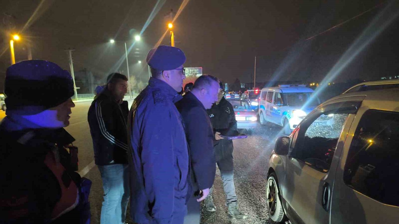 Huzur ve asayiş denetiminde vatandaşlara çikolata ve çay ikramı
