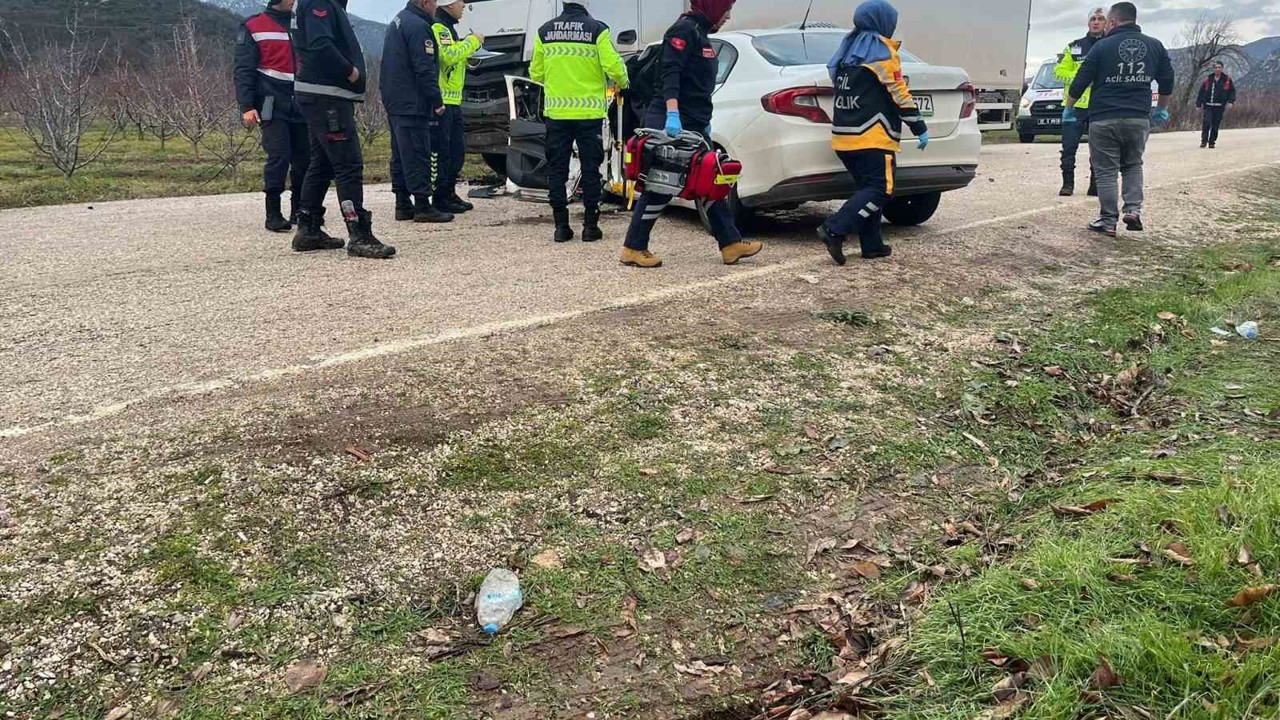 Otomobil park halindeki kamyona çarptı: 2 ölü, 1 yaralı
