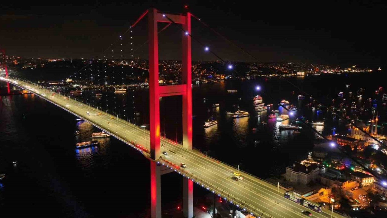 15 Temmuz Şehitler Köprüsü’nde yılbaşı coşkusu havadan görüntülendi
