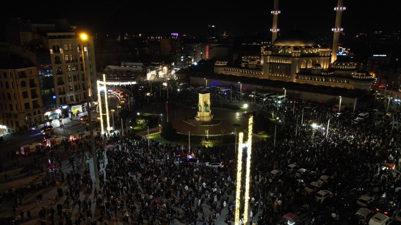 Taksim Meydanı ve İstiklal Caddesi’ndeki yılbaşı coşkusu havadan görüntülendi
