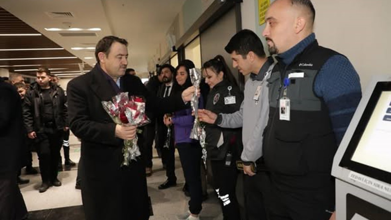 Vali Işın, yılbaşında görevleri başındaki kurum personelleriyle bir araya geldi
