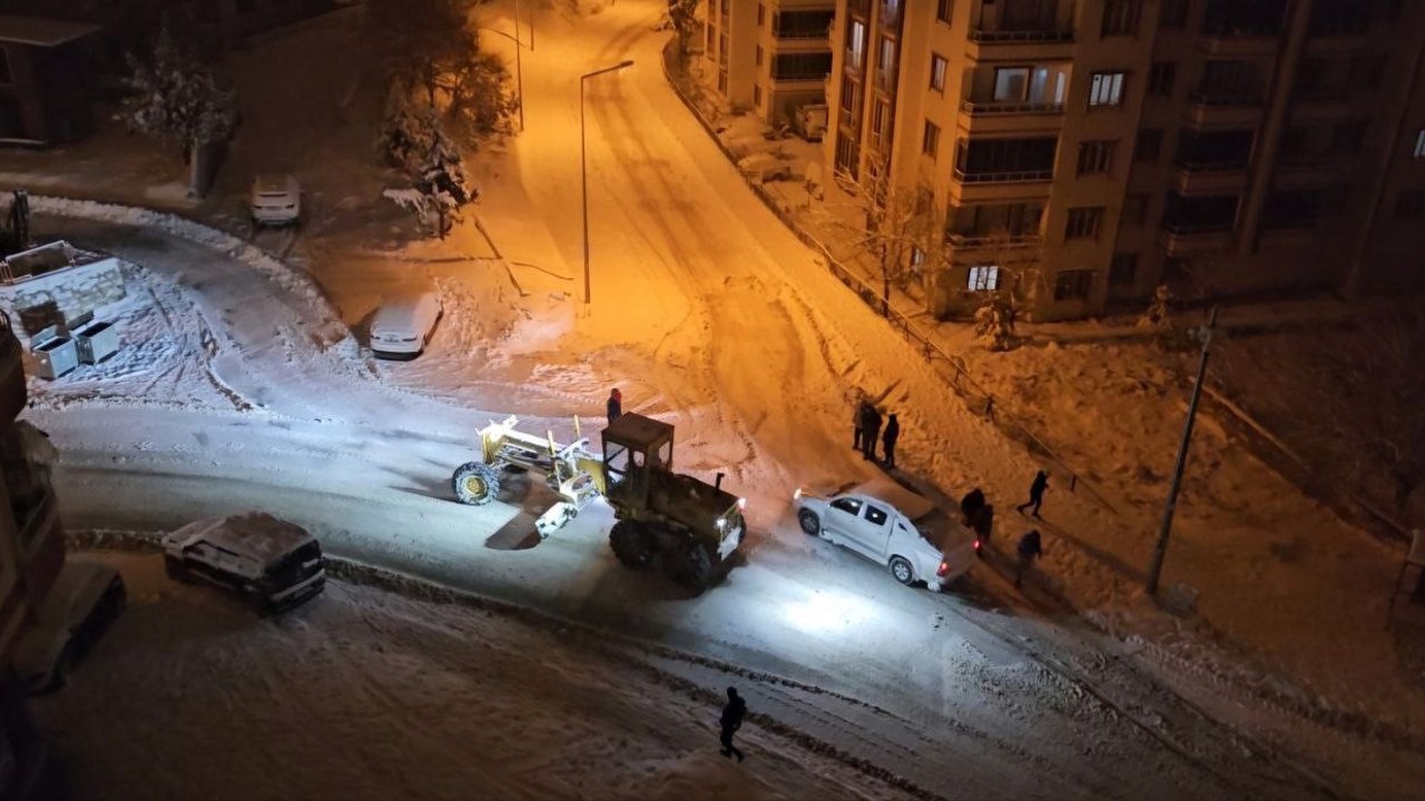 Darende Belediyesi’nin kar mesaisi sürüyor
