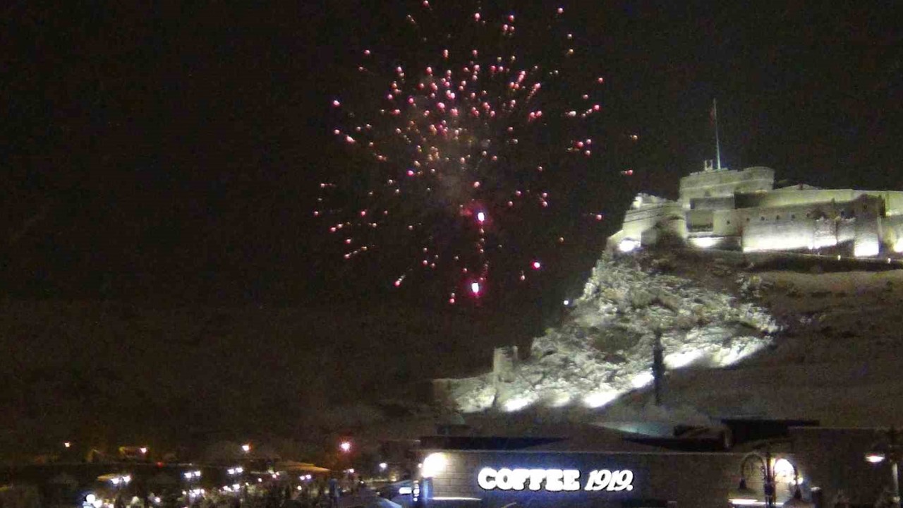 Kars’ta yeni yıl coşkusu: Lapa lapa kar altında halay
