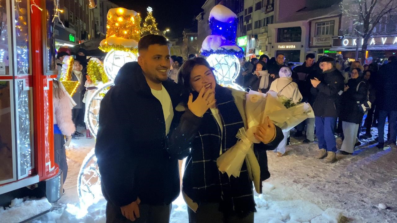 Bolu’da yeni yıl coşkusu: Kimisi oyun havasıyla, kimisi evlilik teklifiyle 2026’ya girdi
