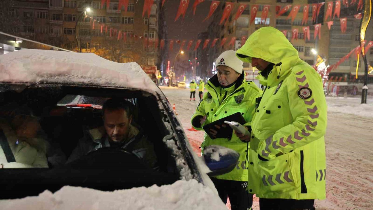 Yeni yılın ilk saatlerinde polis ekiplerinden denetim
