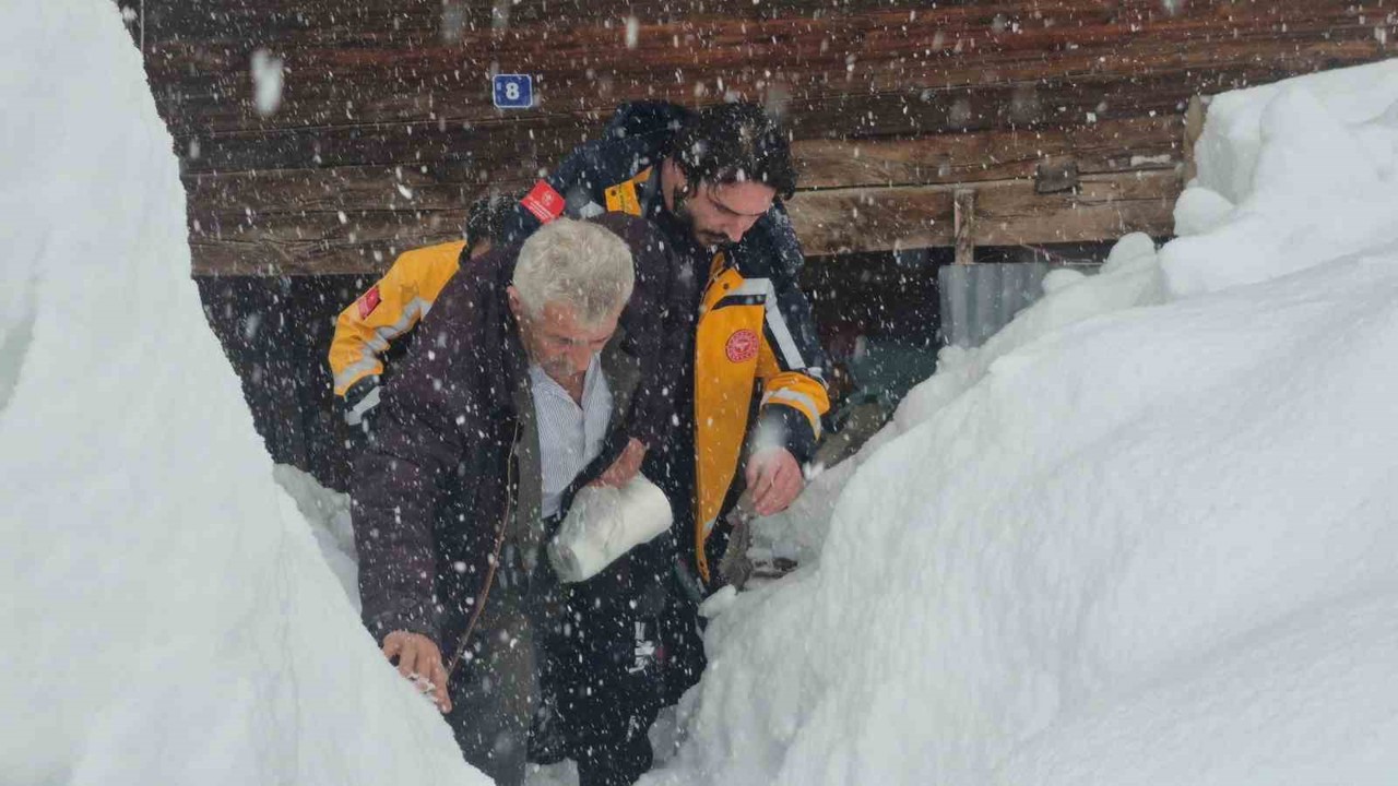 Kar nedeniyle evinde mahsur kalan hastayı sağlık ekipleri kurtardı
