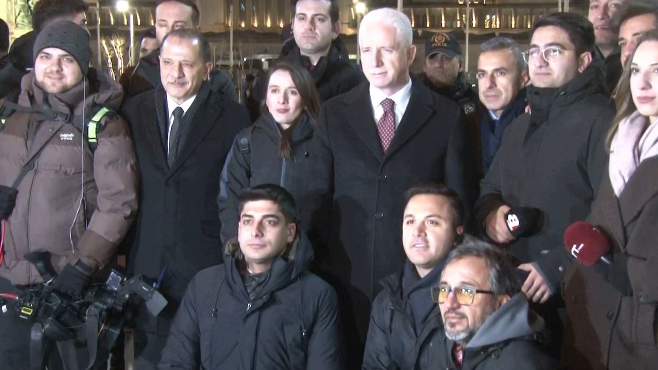 İstanbul Valisi Gül ve İl Emniyet Müdürü Yıldız, Taksim’de denetim noktasını ziyaret etti
