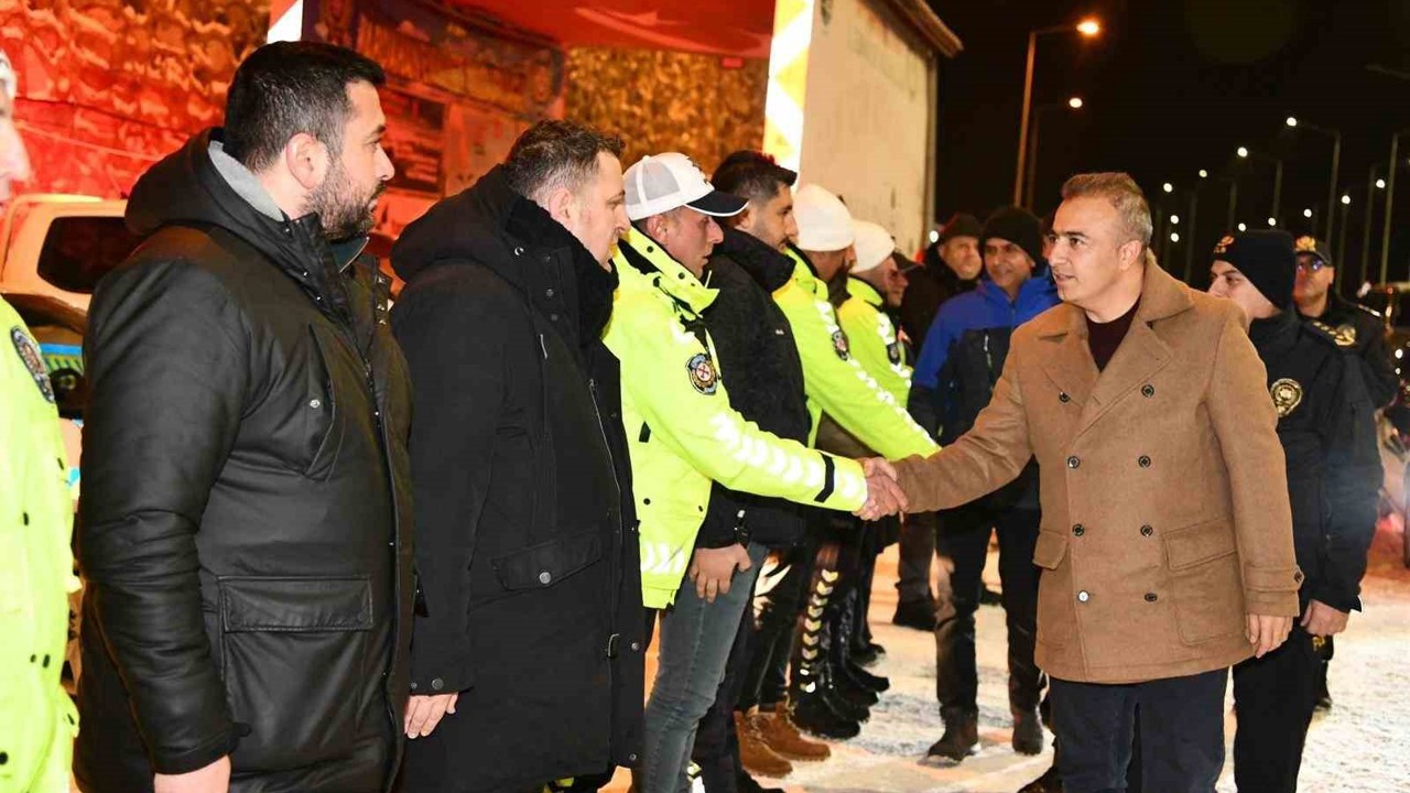 Vali Çiçek, yılbaşında görevli jandarma, polis ve sağlıkçıları ziyaret etti
