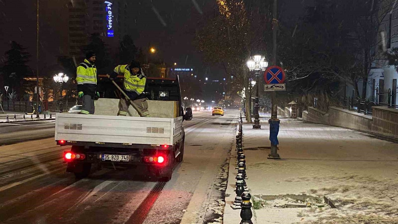 Ankara yeni yıla kar yağışı ile girdi
