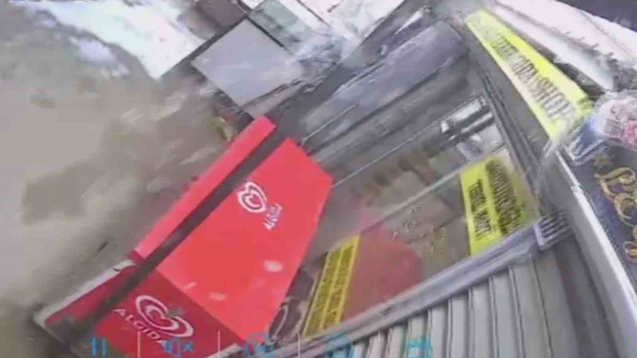 Kar kütlesini taşıyamayan plastik çatının yerle bir olmasıyla korku dolu anlar yaşadılar
