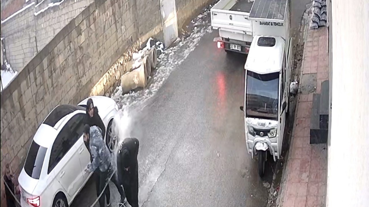 Mardin’de kopan elektrik teli gençlerin üzerine düştü
