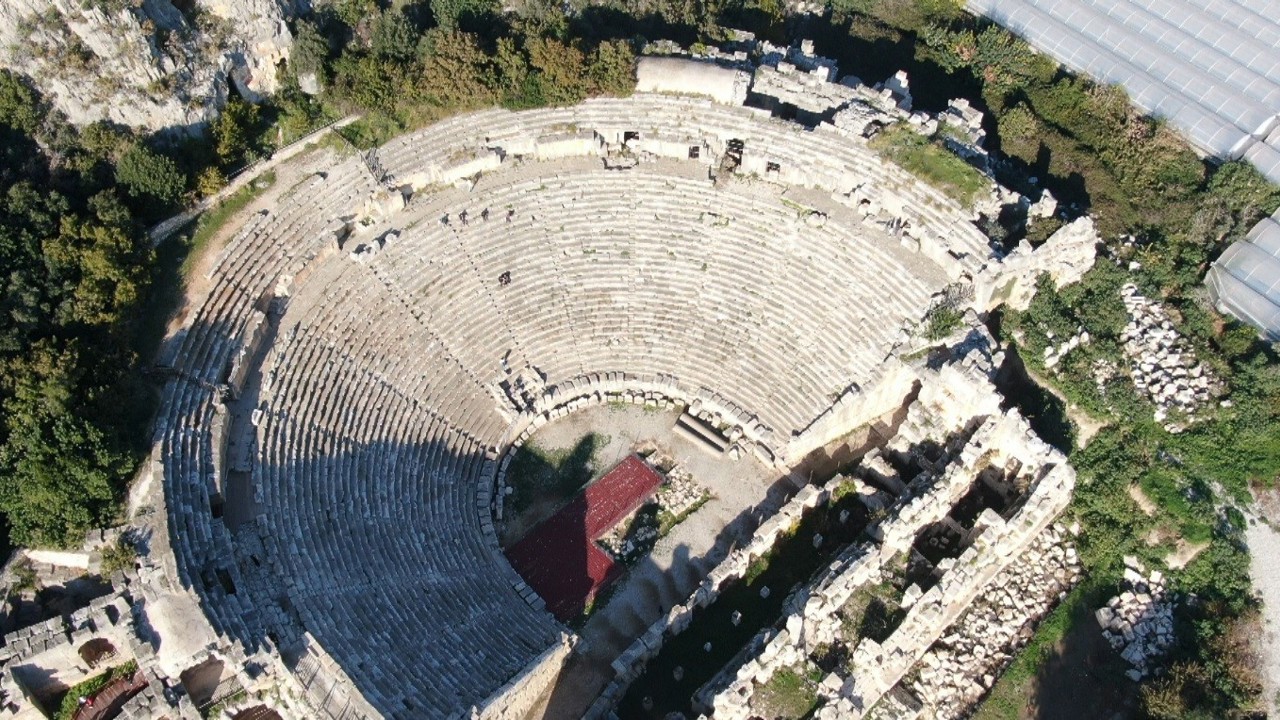Alüvyonlarla örtülü Anadolu’nun Pompei’si Myra’da kazılar özel mülkiyet sınırlarında ilerliyor
