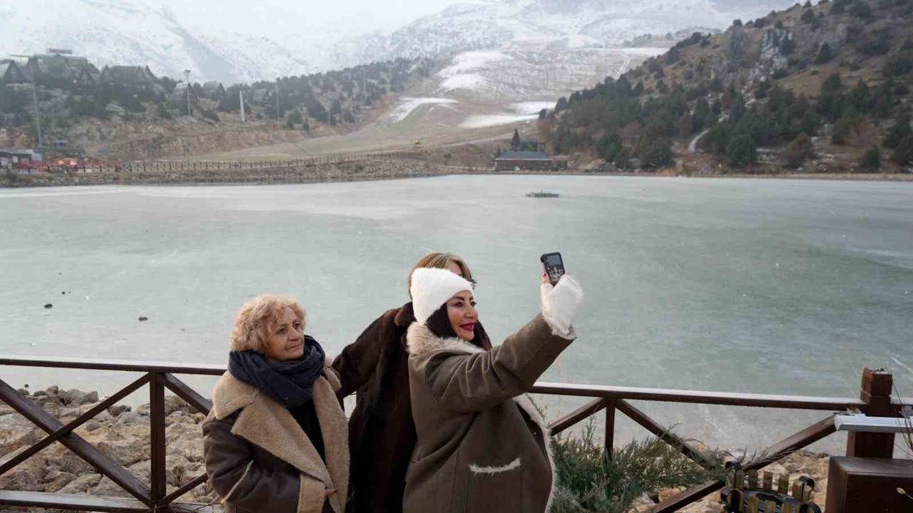 Ardıçlı Gölü buzla kaplandı
