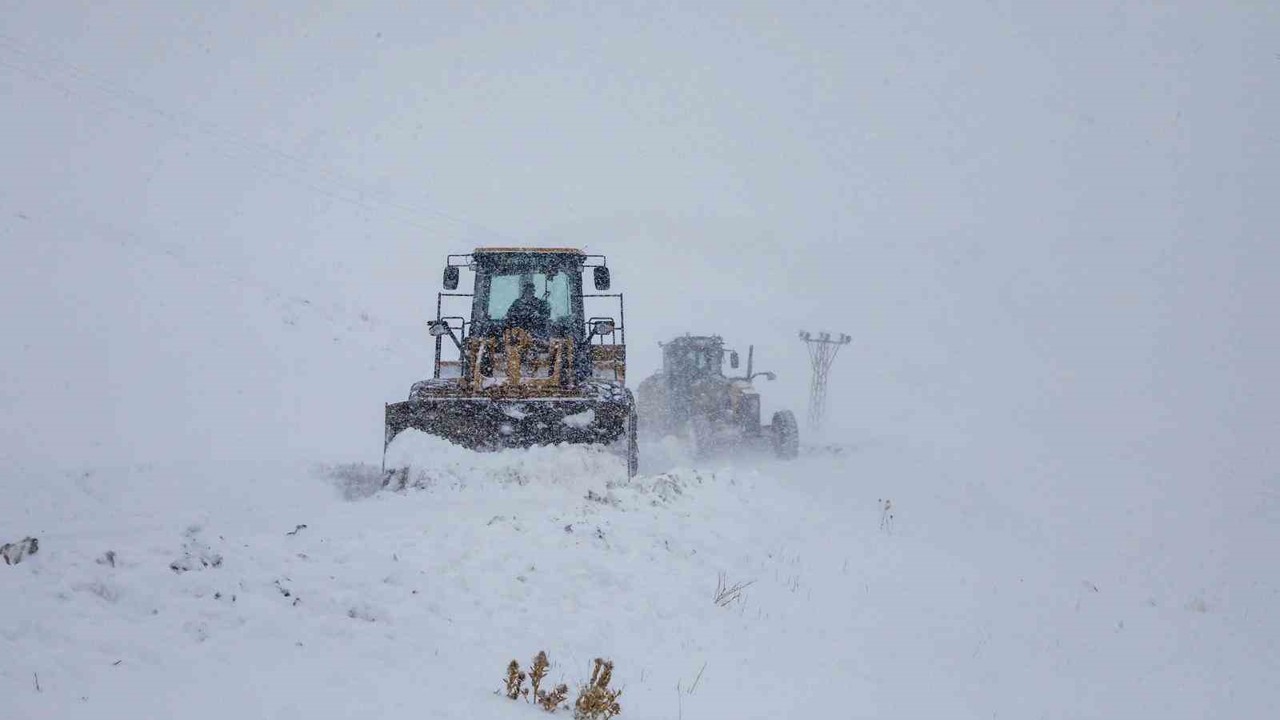 Van’da 671 yerleşim yerinin yolu ulaşıma kapandı

