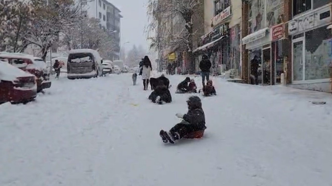 Tunceli’de yılbaşı tatilinin tadını çocuklar çıkarıyor
