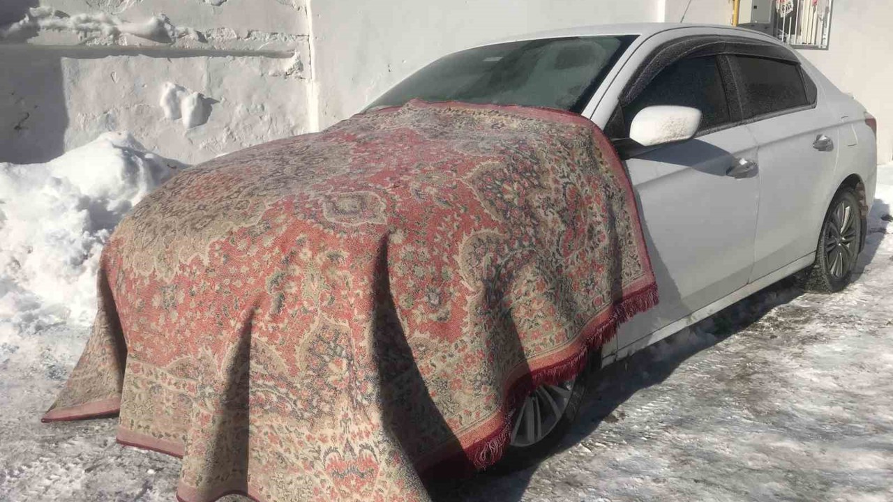 Bayburt’ta dondurucu soğuk etkili oluyor
