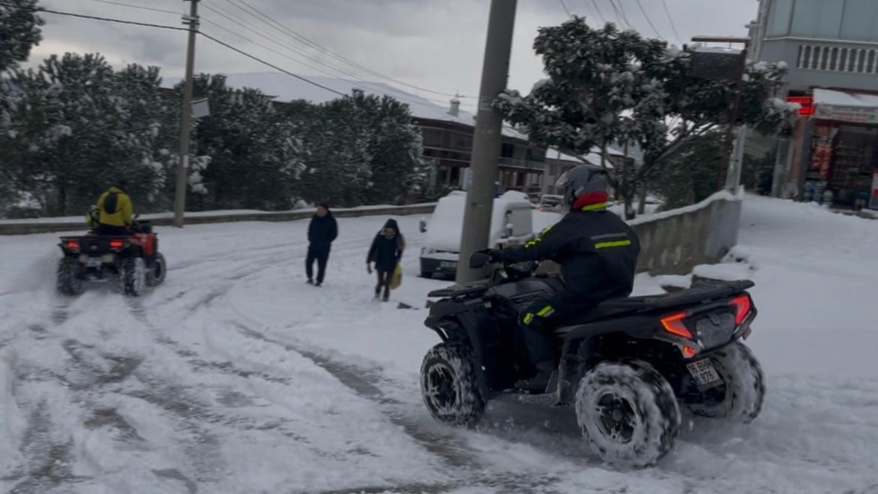 Bursa yeni yılın ilk günü beyazlara büründü...İşe ATV araçları ile gittiler
