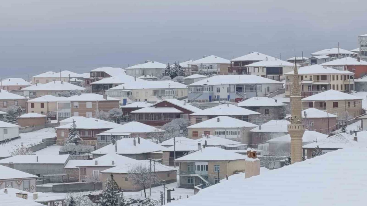 Kulu’da mevsimin ilk kar yağışı etkili oldu
