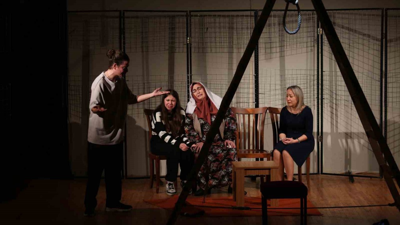 Nazilli HEM tiyatro ekibinin oyunu beğenildi
