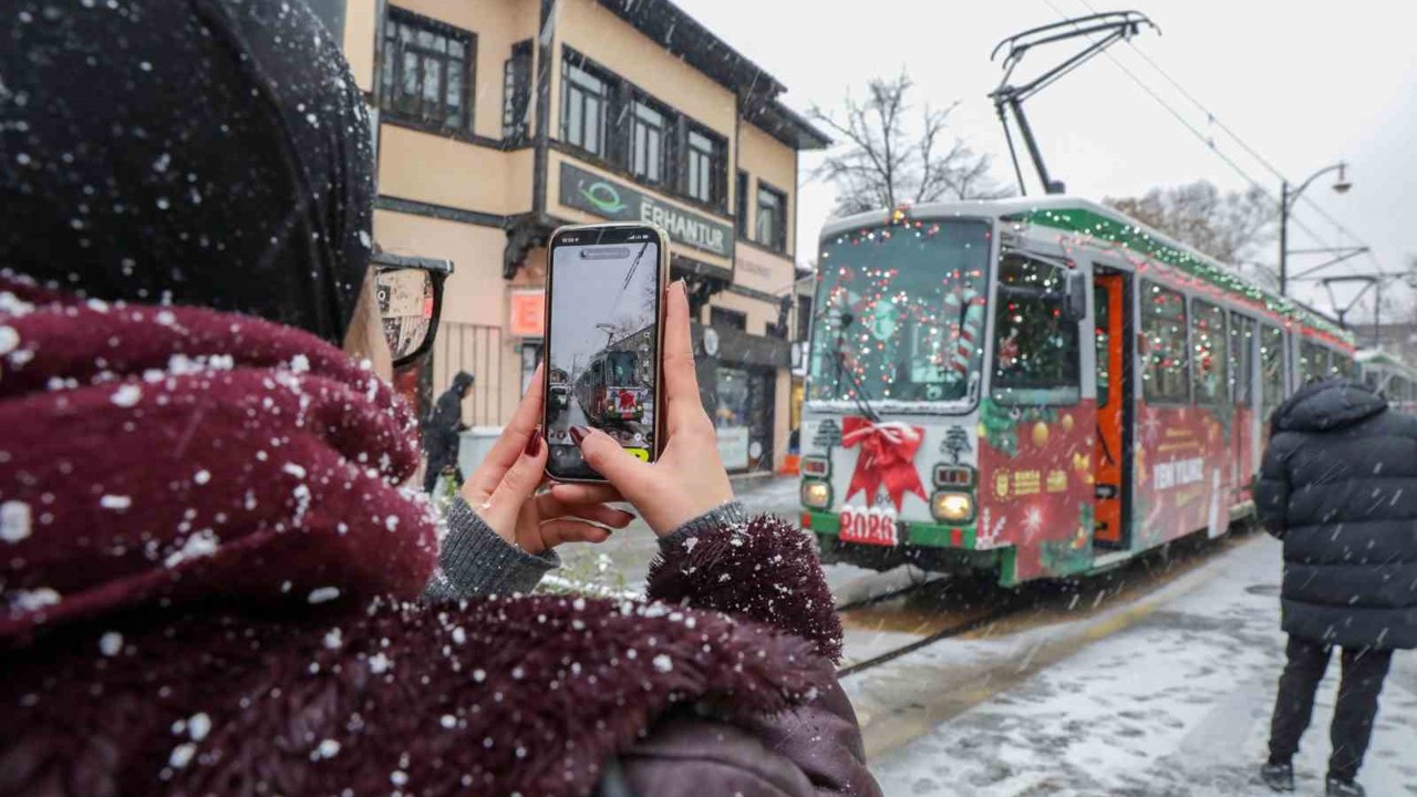 Bursa’da yeni yıl coşkusu nostaljik tramvayla yaşanıyor
