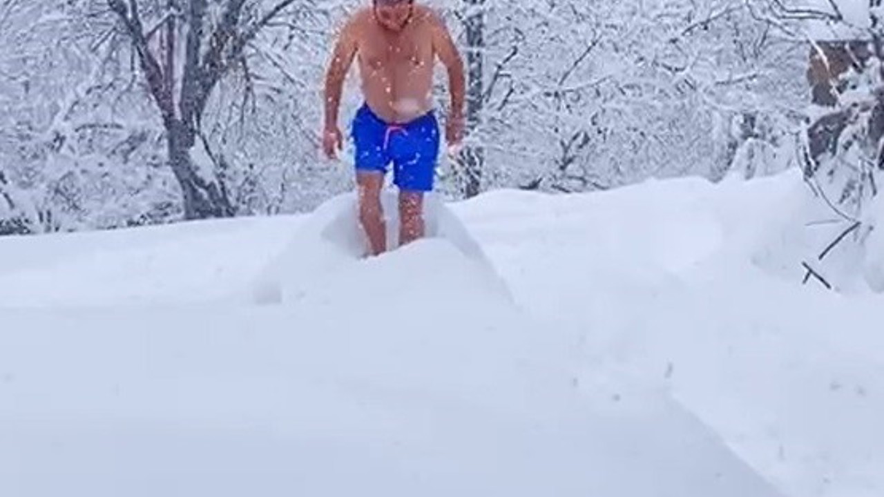 Eksi 10 dereceyi aldırmadan şortuyla karda yüzdü
