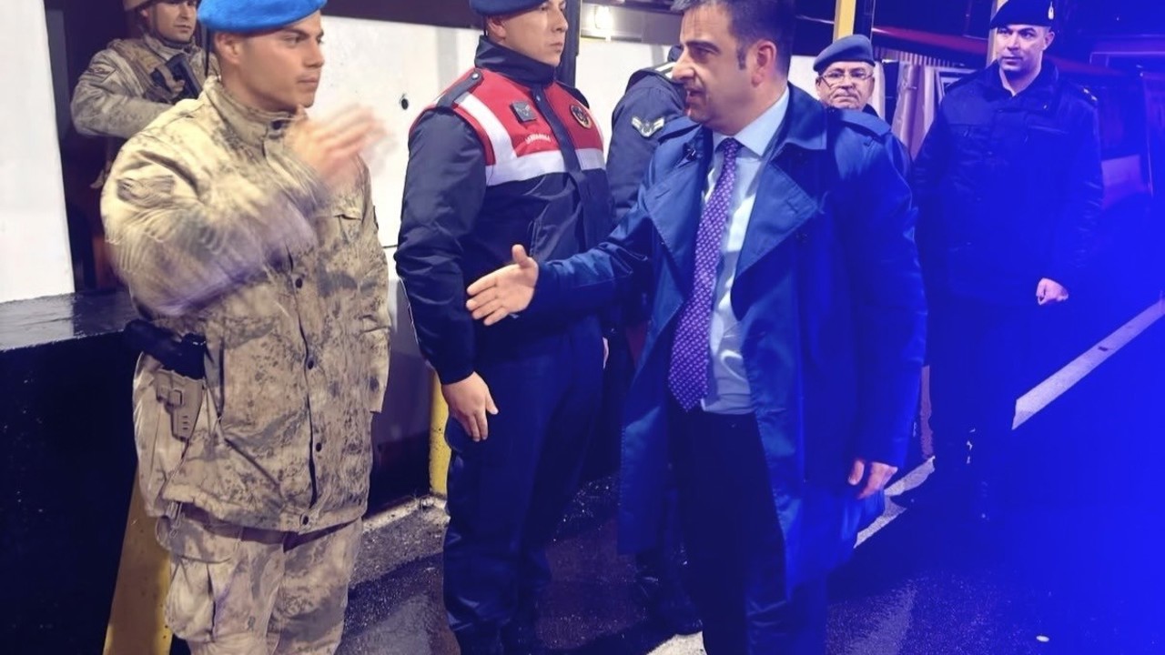 Gazipaşa Kaymakamı yılbaşı gecesinde görevli ekipleri yalnız bırakmadı
