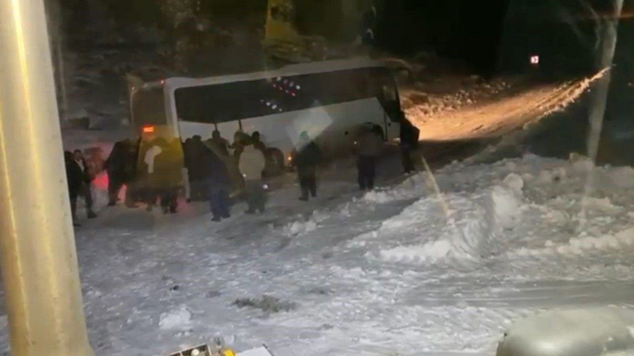 Siirt’te ekipler, cenaze taşıyan otobüs ve hastaları bir bir kurtardı
