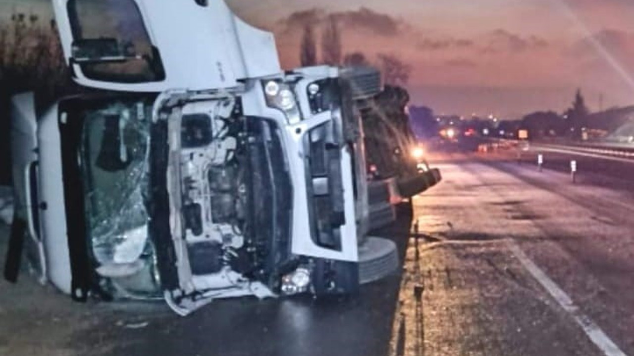 İnegöl’de iplik yüklü tır devrildi
