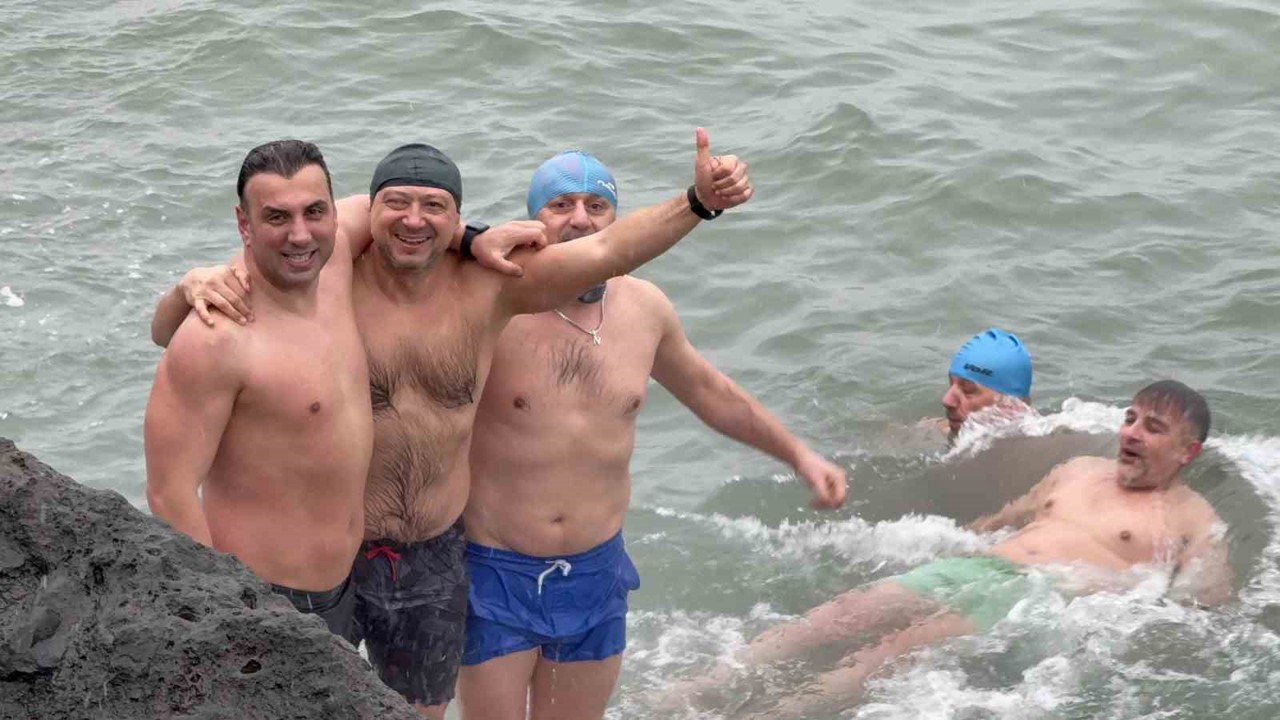 Yeni yılın ilk gününde buz gibi suda deniz keyfi
