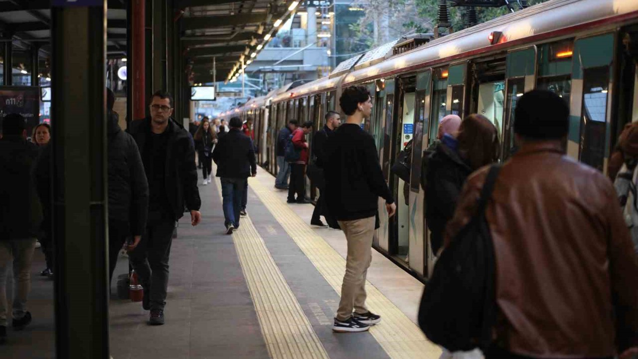 Bakan Uraloğlu: "2025 yılında yüksek hızlı, anahat, bölgesel ve kent içi hatlarda yaklaşık 283 milyon yolcumuza konforlu ve güvenli ulaşım imkânı sağladık"
