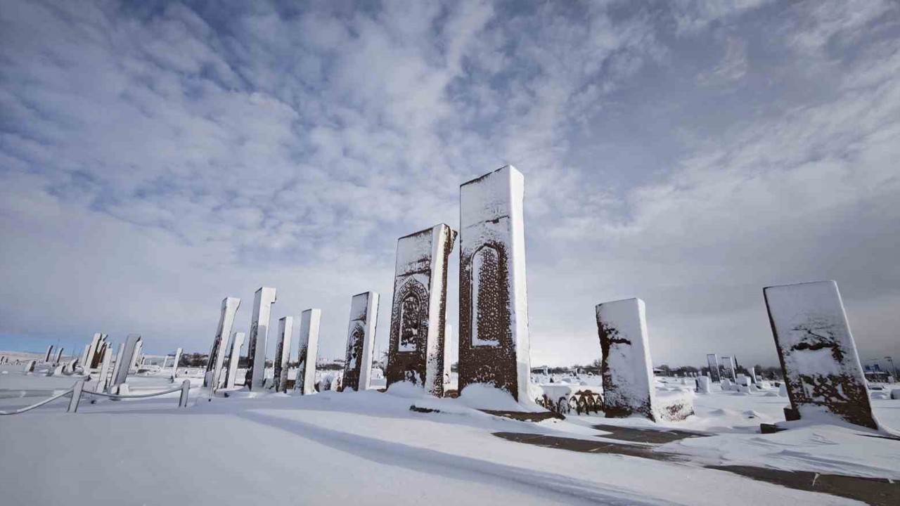 Ahlat’ın tarihi mekanlarından kartpostallık kar manzaraları
