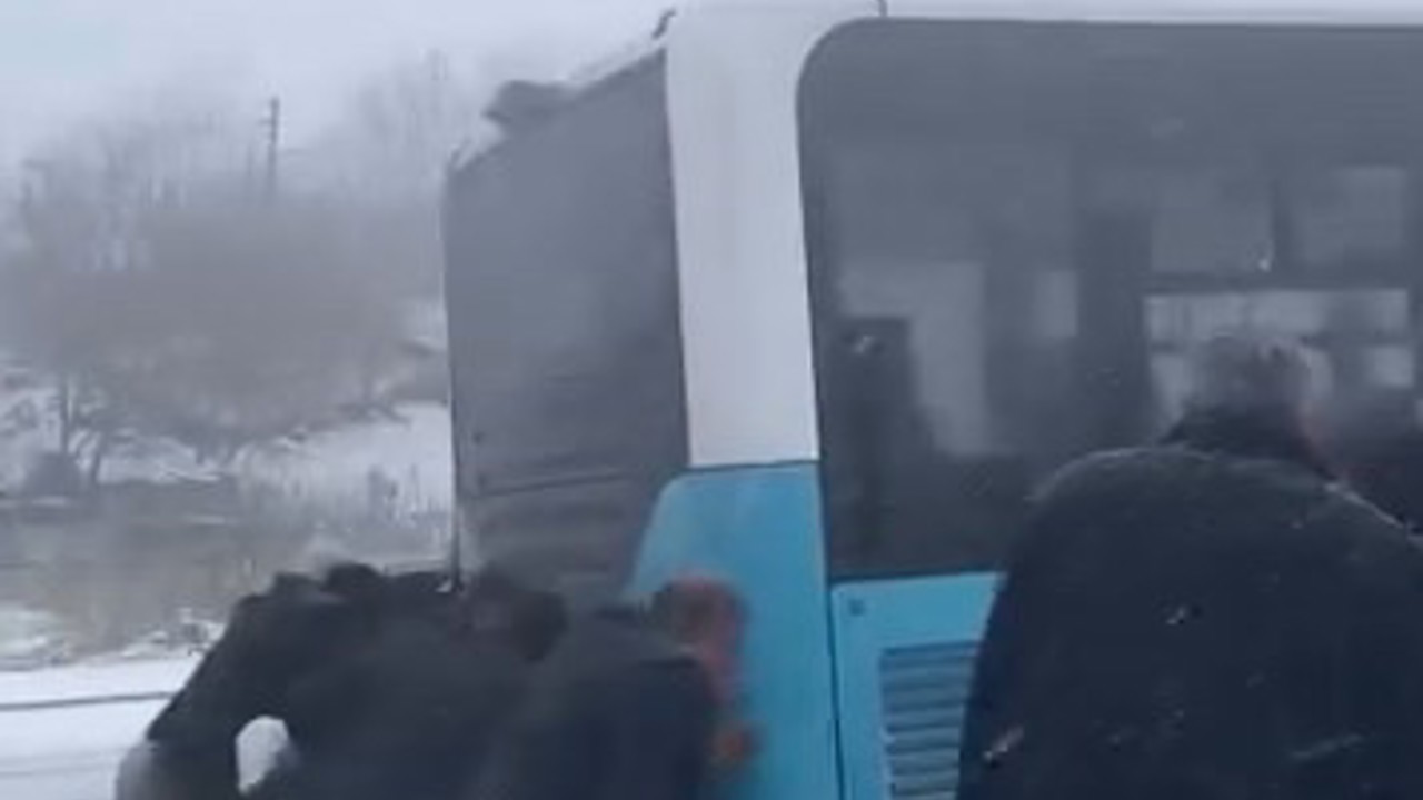 Yolda kalan yolcu otobüsünün yardımına vatandaşlar yetişti
