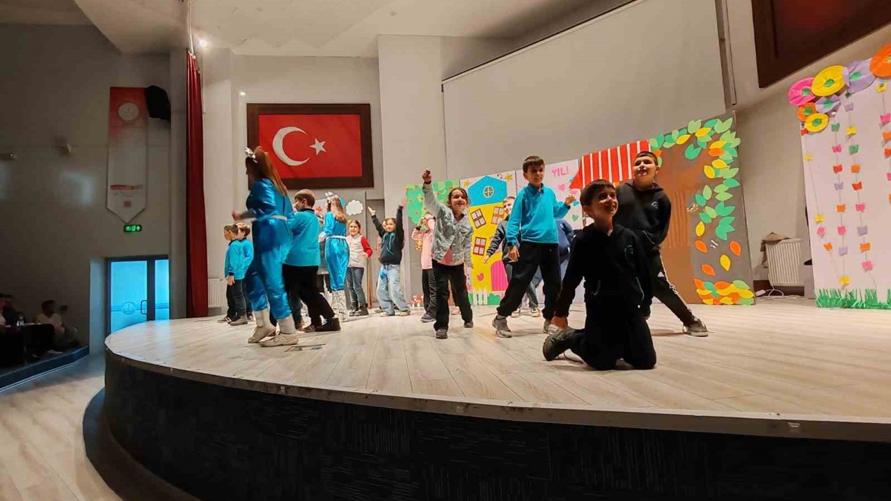 Kütahya’da "Zamanda Aile Yolculuğu" adlı çocuk tiyatrosu son kez sahnelendi
