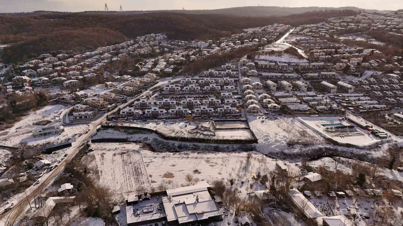 İstanbul yeni yıla karla uyandı: Yüksek kesimler beyaza büründü
