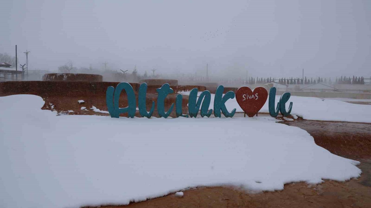 Sivas’ın Altınkale Travertenleri, yağan kar ile eşsiz görüntüler oluşturdu
